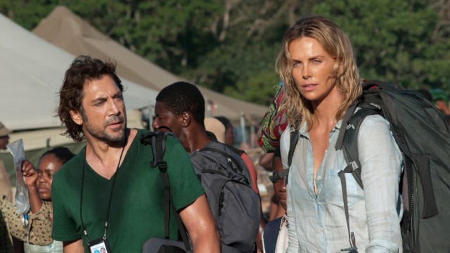 Filmfestspiele: Zwei schöne Menschen, die sich über einem Notkaiserschnitt im Dschungel tief in die Augen blicken: Charlize Theron (rechts) und Javier Bardem in "The Last Face".