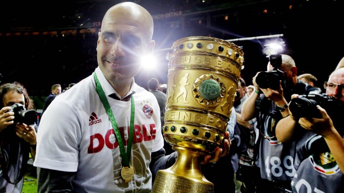 DFB-Pokal-Sieg für FC Bayern: Trostpreis? Guardiola scheint doch ganz zufrieden mit dem Gewinn des DFB-Pokals zu sein.