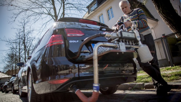 Umweltexperte Axel Friedrich mit einem PEMS-Messgerät, das an einem VW Golf Variant installiert ist.