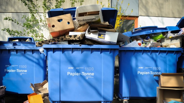 Rechtskolumne: Nebenkosten: Überquellende Mülltonnen sind kein schöner Anblick, vor allem dann nicht, wenn man selbst noch Abfall unterbringen möchte. Immerhin stinken Papiercontainer nicht.