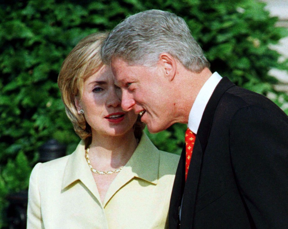 US President Bill Clinton (R) listens to first lady Hillary Rodham Clinton during state arrival cere..