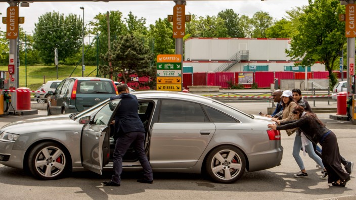 Sprit-Misere in Frankreich: Schieben statt fahren: Mit der Treibstoff-Blockade will die Gewerkschaft CGT die Rücknahme eines Gesetzes erzwingen.