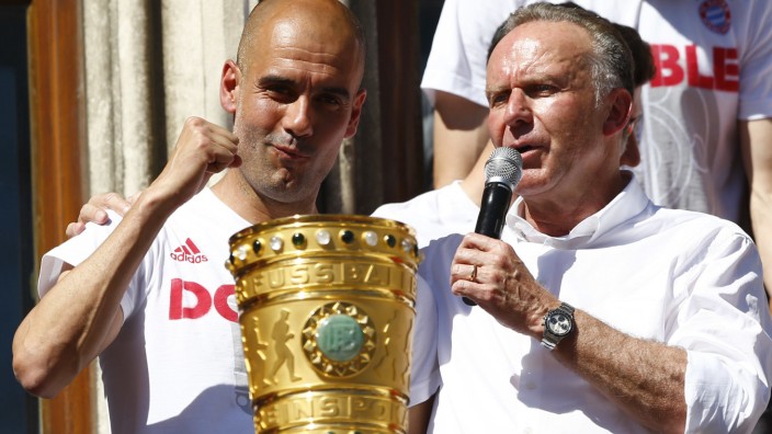 FC Bayern: Auf dem Rathausbalkon, nur nicht im öffentlich-rechtlichen TV: Pep Guardiola (links) und Karl-Heinz Rummenigge.