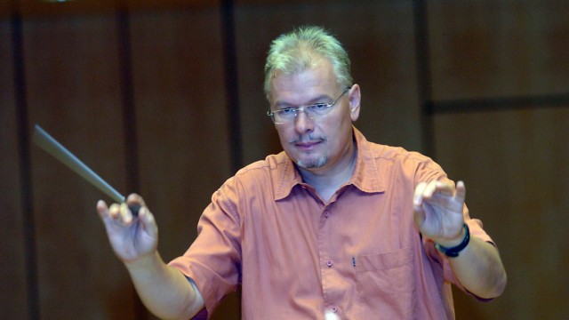 Wolfgang Gieron im Gespräch: Dirigent Wolfgang Gierdon hat sein Ensemble unter Kontrolle.
