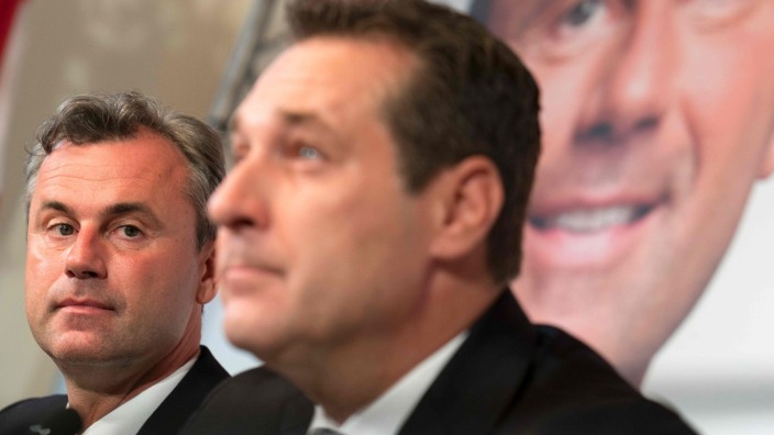 Nachfolger: FPÖ-Politiker Strache (re.) und Hofer im Wahlkampf 2016