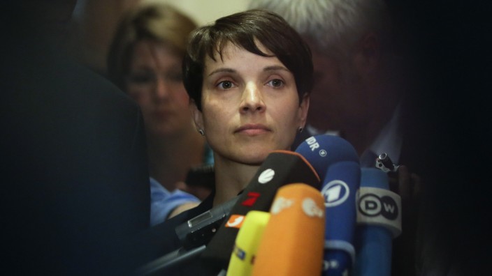 Rechtspopulisten: Frauke Petry nach dem abgebrochenen Treffen mit dem Zentralrat der Muslime in Berlin