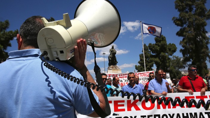 Dock workers protest in Piraeus