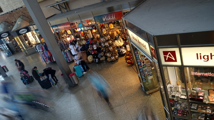 München: Die Verkaufsfläche im Hauptbahnhof umfasst 8000 Quadratmeter, das ist mehr als ein Fußballfeld. Links im Bild Top Trend, rechts Tabak Arnold.