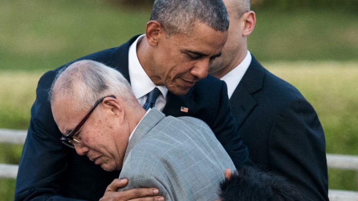 USA: Der US-Präsident umarmt Mori Shigeaki, einen der Überlebenden der Bombe von Hiroshima.