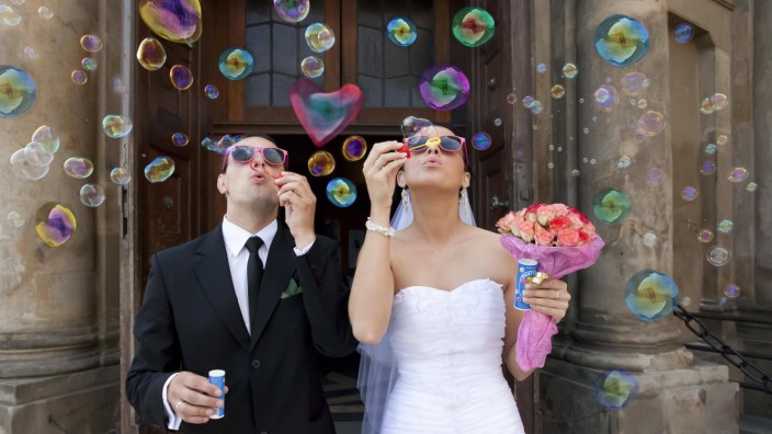 Brautpaar macht Seifenblasen, vor der Marienkirche, Krakau, Polen, Europa Copyright: imageBROKER/Art