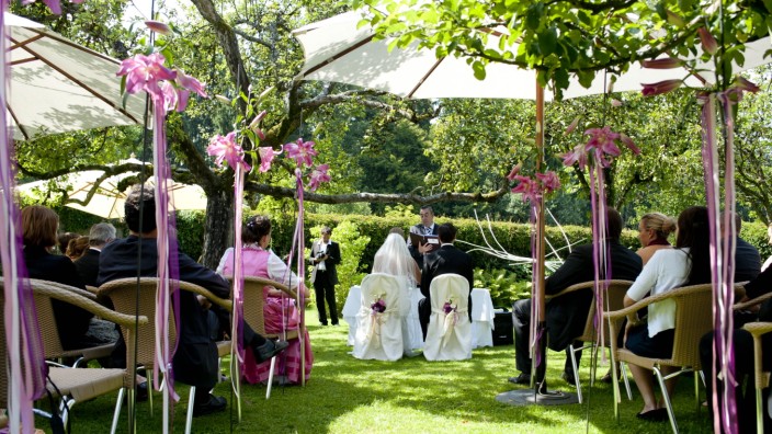 Heirat: Es ist so weit: Hier wird bald gefeiert. Ein Garten ist perfekte Ort zum Heiraten - wenn nur das Wetter mitspielt.