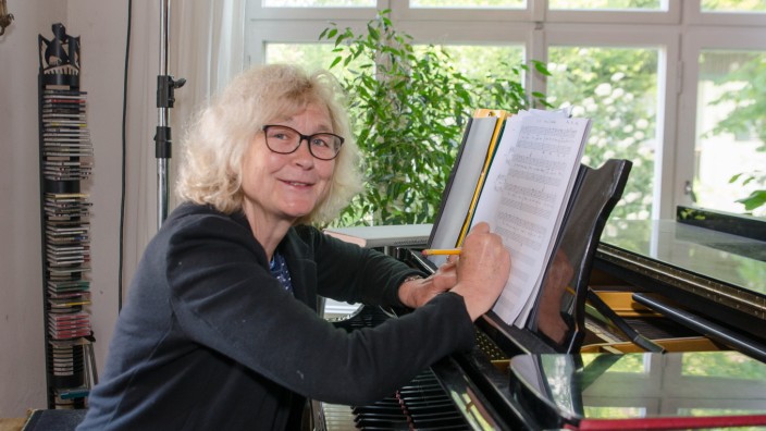 Gespräch mit Aja von Lerchenhorst: Aja von Lerchenhorst hat wieder ein Theaterstück geschrieben: "Mutprobe" feiert am 9. Juli Premiere - und auch die Musik stammt aus ihrer Feder.