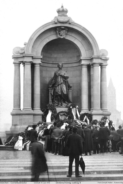 Monarch an der Isar: Überlebensgroß in königlicher Marmornische - so war Ludwig II. einst auf der Corneliusbrücke zu sehen.