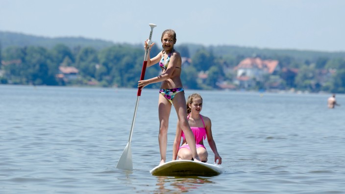 Bad TölzWolfratshausen: Melanie (vorne) und Vanessa hoffen, dass die Seen bald wärmer werden.