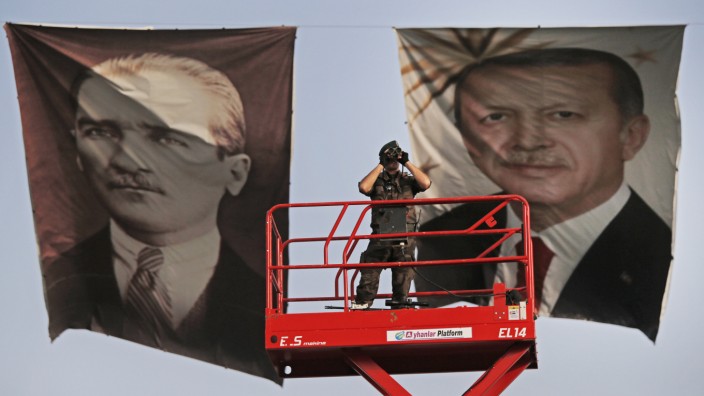 "Von Atatürk bis Erdoğan": "Von Atatürk bis Erdoğan - Ferides Reise durch die Türkei" lautet die Doku-Reihe: Transparente des Republikgründers und des derzeitigen Präsidenten bei einer Wahlkampfveranstaltung in Istanbul im Mai 2015.