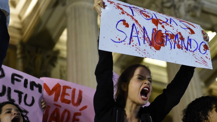 Brasilien: "Todas Sangrando" (etwa: "Wir bluten alle"): Hunderte Frauen protestierten in mehreren brasilianischen Städten nach Bekanntwerden der Gruppenvergewaltigung.