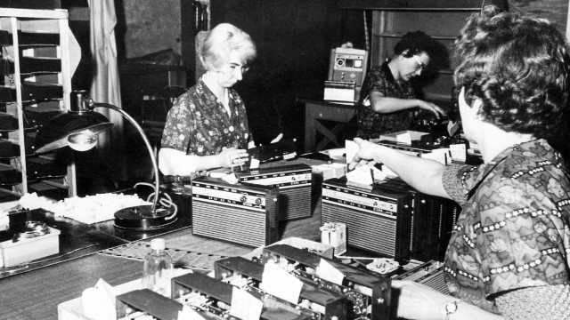 Arbeiterinnen in der Radiofertigung in der DDR