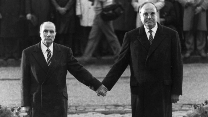Hand in Hand über den Gräbern von Verdun: François Mitterrand und Helmut Kohl im September 1984.