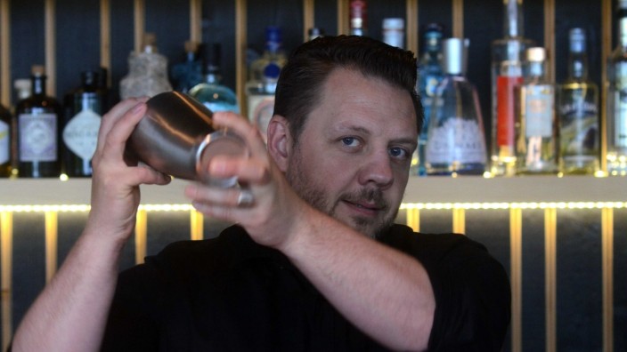 Porträt: Einmal schütteln und fertig: Im "HiFive" serviert Jürgen Wiese neben klassischen Cocktails auch Getränke, die er sich selbst ausgedacht hat.