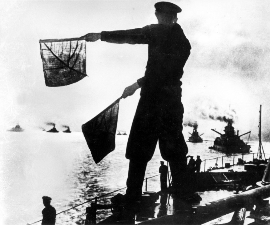Britischer Signalgast gibt Flaggensignale an englische Kriegsschiffe