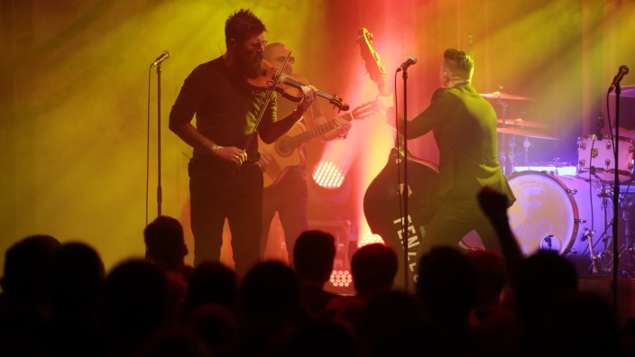 Bruck: VOLKSFEST - Django 3000 im kleinen Festzelt