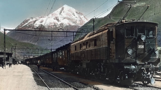 Gotthard Simplon Bahn Ein Expresszug beim Halt in Erstfeld Schweiz 1930er Jahre Express at a stop