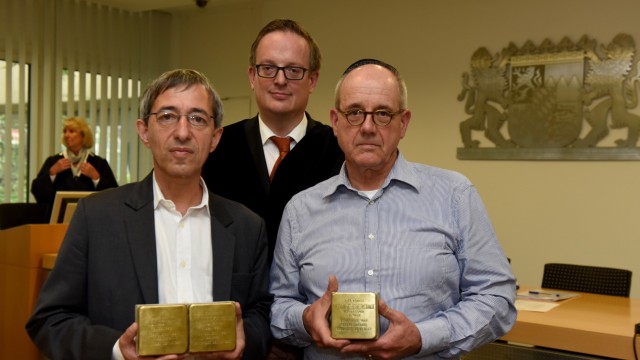 Verwaltungsgericht: Kläger Thomas Nowotny und Christof Eberstadt (rechts) mit Stolpersteinen; Anwalt Hannes Hartung.