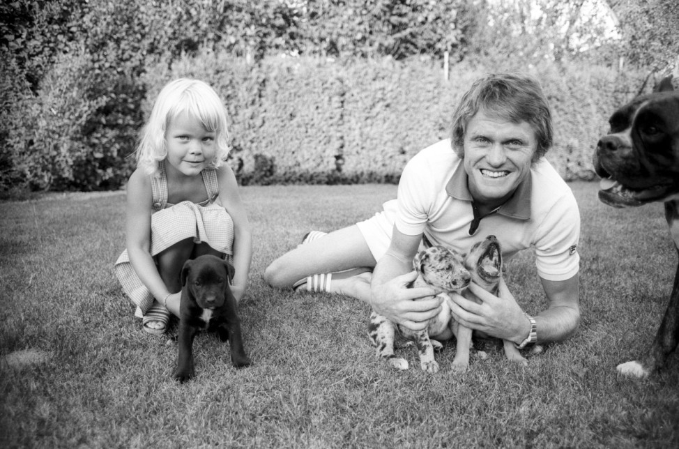 Sepp Maier FC Bayern München und Tochter Alexandra mit Hundewelpen; Sepp Maier