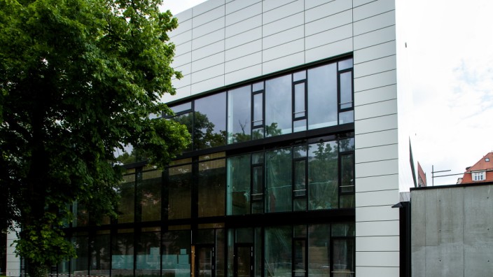 Deutschlands modernstes Zentrum für Herz-Kreislauf-Forschung eröffnet am 1. Juni in Neuhausen, Deutsches Herzzentrum München (sie haben nur geredet, und sich dann vors geschlossene Gebäude gestellt)