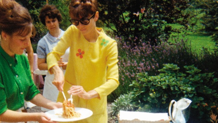 Audrey Hepburn: Audrey Hepburn bei einer Gartenparty - mit Pasta und Würstchen.