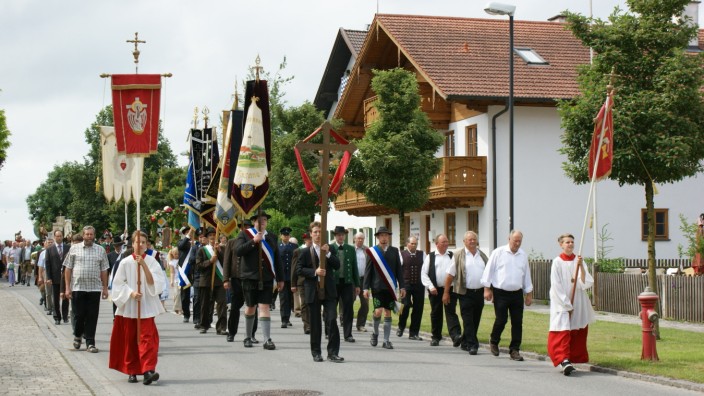 Raisting: Seit 1766 findet in Raisting eine Prozession zum Herz-Jesu-Fest statt.