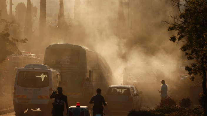 Naher Osten: Rauch hängt über Jerusalem, nachdem im April ein Bus explodiert ist: Der Nahe Osten kommt nicht zur Ruhe.
