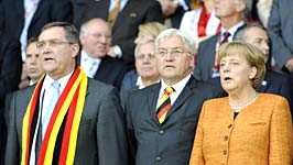 Interview mit DFB-Chef Zwanziger: Theo Zwanziger (ganz links) bei einem Spiel der Fußball-Europameisterschaft.