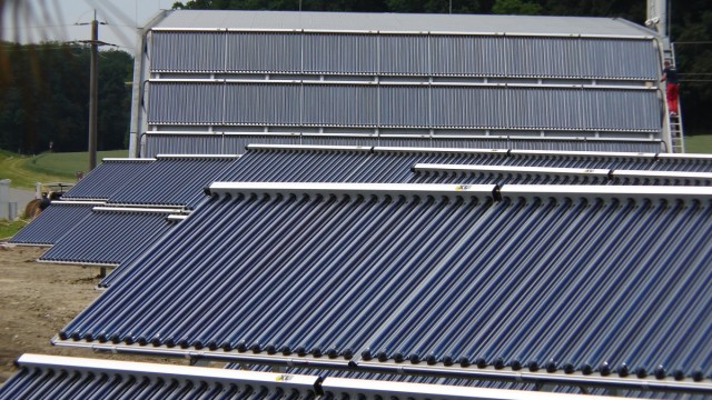 Erneuerbare Energien: Röhrenkollektoren sammeln in Büsingen die Sonnenwärme ein. Das Dorf, eine deutsche Exklave in der Schweiz, setzt auf Wärmeversorgung mit erneuerbaren Energien.