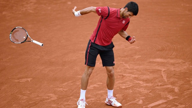 French Open in Paris: Knapp am Platzverweis vorbei: Novak Djokovic wirft den Schläger und trifft fast einen Linienrichter.