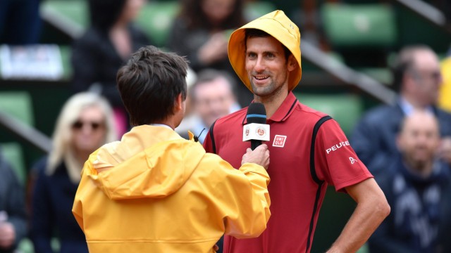 French Open in Paris: Gut behütet: Der Serbe Novak Djokovic schaffte es trotz aller Widrigkeiten erwartungsgemäß ins Finale von Paris.