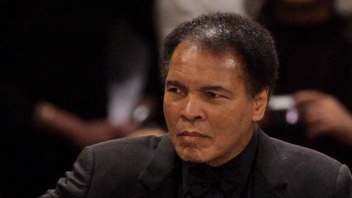 Boxing legend Muhammad Ali dies at age of 74