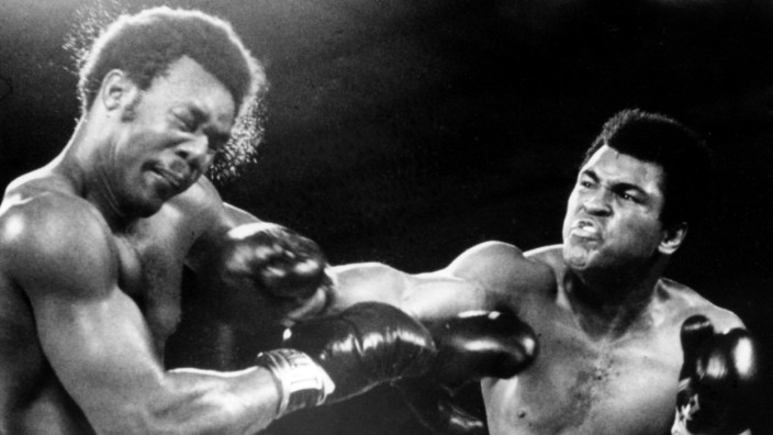 Boxen: Muhammad Ali (re.) wartete auf den richtigen Moment - dann attackierte er George Foreman.