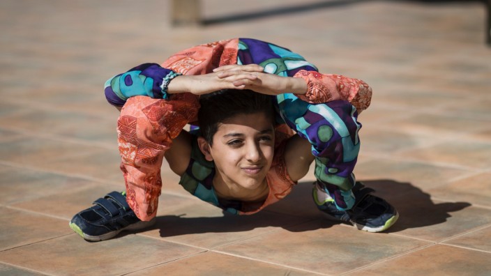 Akrobatik: Der zwölfjährige Mohammed al-Scheich knüpft Körperknoten.