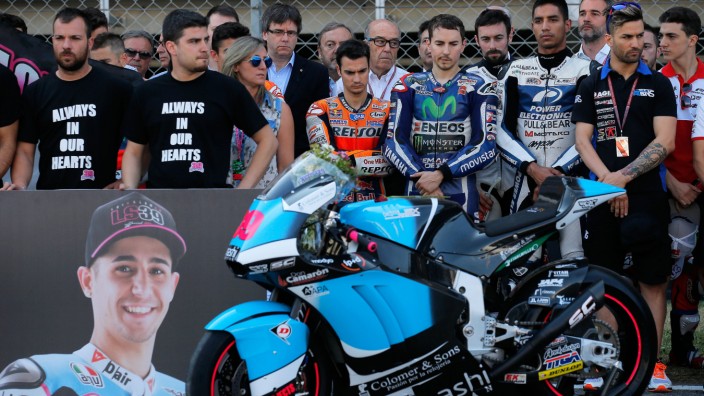 Unglück im Motorradsport: Gedenkminute: Auch die Szene-Größen Dani Pedrosa und Jorge Lorenzo (Bildmitte) beteiligten sich vor dem Rennen in Barcelona an der Aktion, die an ihren am Freitag tödlich verunglückten Moto2-Kollegen Luis Salom erinnerte.