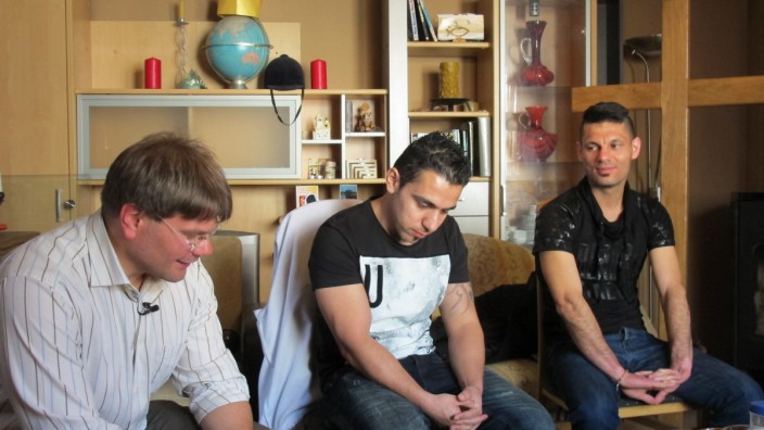 Asyl: Ein Wohnzimmer als Gebetsraum: Bibelstunde bei Jürgen Grau (links), mit Tee und Schokoriegeln. Zu Gast sind zwei irakische Kurden.