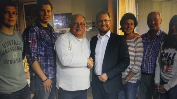 Odelzhausen: Ferdinand Grengros (Dritter von links) begrüßt seinen Nachfolger, den neuen Vorsitzenden Daniel Geiger, mit den neu gewählten Vorstandsmitgliedern.