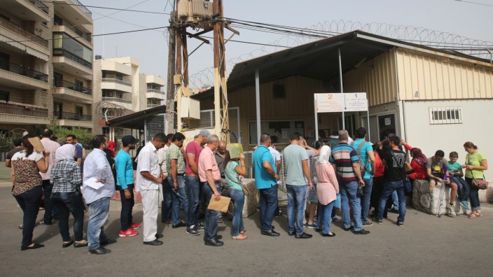 Libanon: Die Schlange vor der deutschen Botschaft in Beirut reißt nicht ab. Allein im ersten Quartal wurden hier für 2200 Syrer Visa für den Familiennachzug ausgestellt.