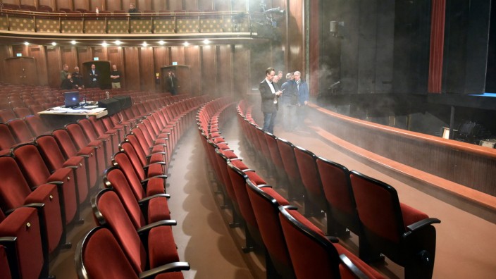 Kulturimmobilien: Rauchtest im Augsburger Stadttheater. Das Gebäude wurde im vergangenen Jahr geschlossen und soll nun generalsaniert werden.
