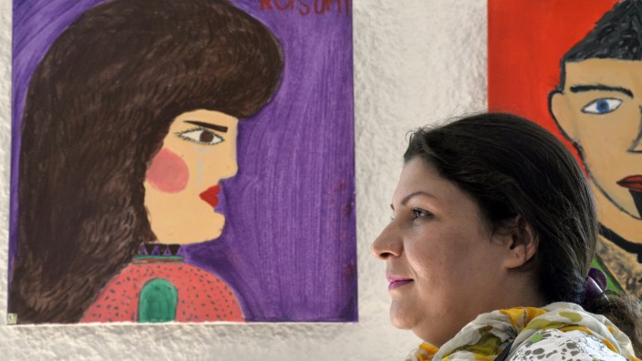 Bilder von Flüchtlingen: Dunkle Haare, dunkle Augen, rote Lippen: Kolsum aus Afghanistan hat eine Frau aus ihrer Heimat gemalt.