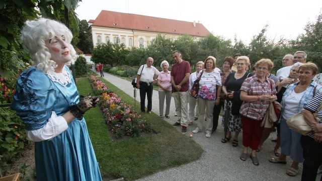 Fremdenverkehr: Gästeführerinnen erzählen im Schlossgarten.