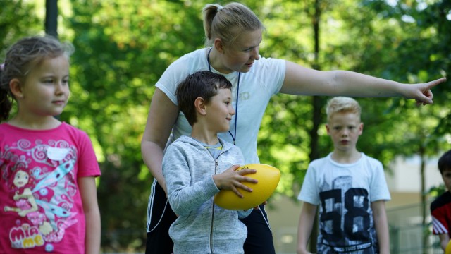 Ismaning: Bei Lehrerin Marion Lauterbach konnten die Kinder Rugby spielen.