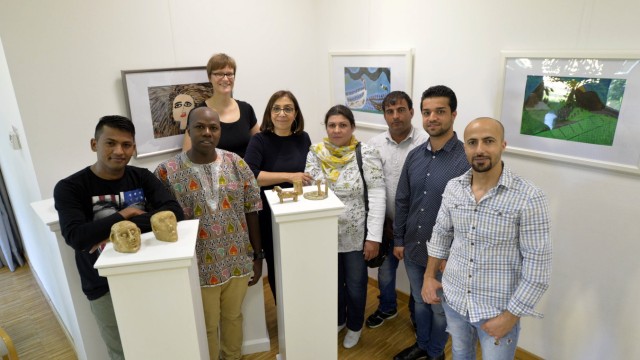 Bilder von Flüchtlingen: Künstler und ihre Werke: Flüchtlinge haben mit Janine Schneider und Soheila Rias (hinten von links) gemalt, getöpfert und fotografiert.