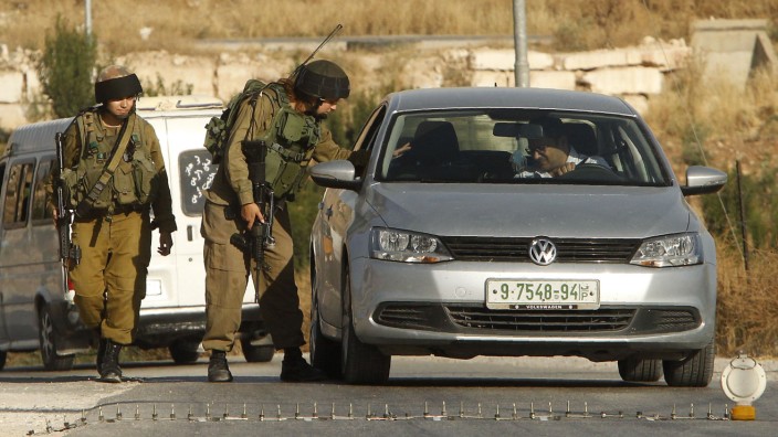 Anschlag in Tel Aviv: Soldaten kontrollieren Autos auf dem Weg nach Jatta. Die Attentäter sollen aus dem Ort stammen.