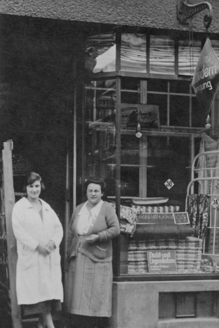 Firmengeschichte: Mit Rosa Zaininger (rechts), die 1916 eine Bettfedern-Reinigung gründete, begann die Geschichte von Betten-Rid. Ihre Tochter Hedwig (im weißen Mantel) führte das Unternehmen fort.